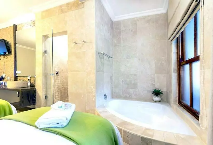 Deluxe Kolmen Hengen Huone, Or Tambo Guest House