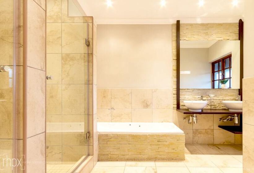 غرفة عائلية, Or Tambo Guest House