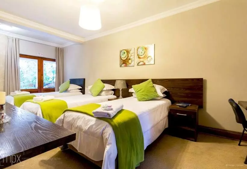 Deluxe Kolmen Hengen Huone, Or Tambo Guest House