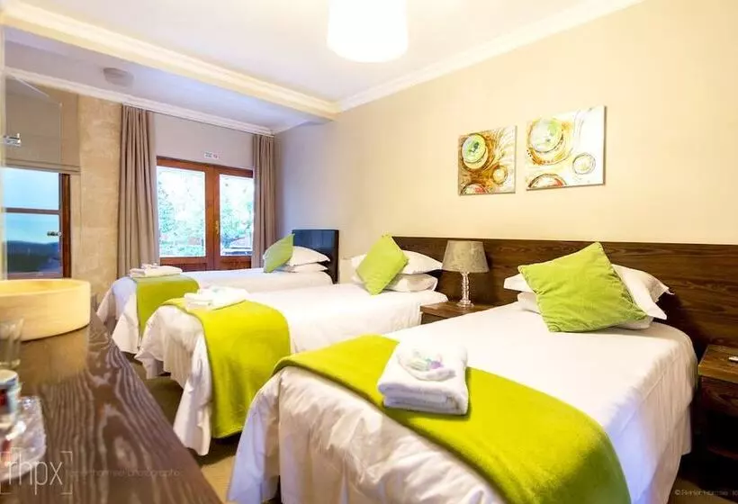 Deluxe Kolmen Hengen Huone, Or Tambo Guest House