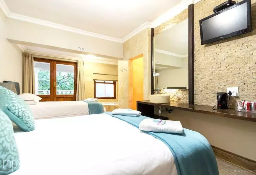Deluxe Kolmen Hengen Huone, Or Tambo Guest House