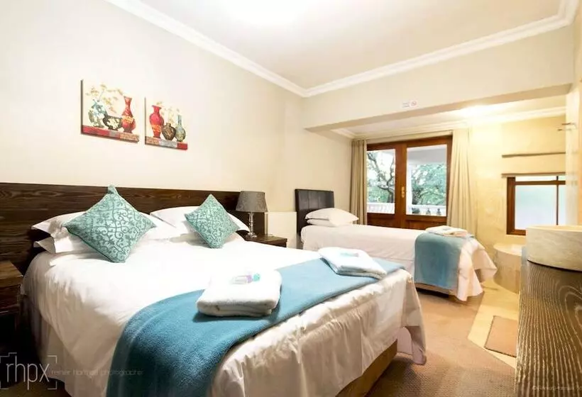 Deluxe Kolmen Hengen Huone, Or Tambo Guest House