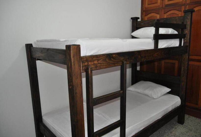 Кровать в Общей Комнате, La Clave Hostel