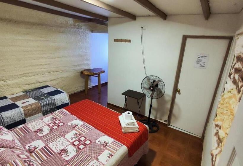 标准三人间, Hostal Katchi