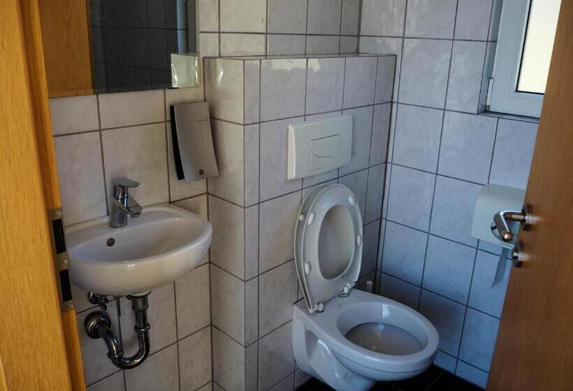 اتاق استاندارد با سرویس بهداشتی مشترک, Kast Guesthouse