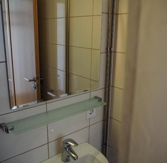 اتاق استاندارد سه نفره, Kast Guesthouse