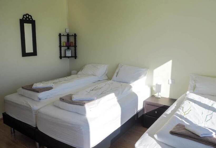 اتاق استاندارد سه نفره, Kast Guesthouse