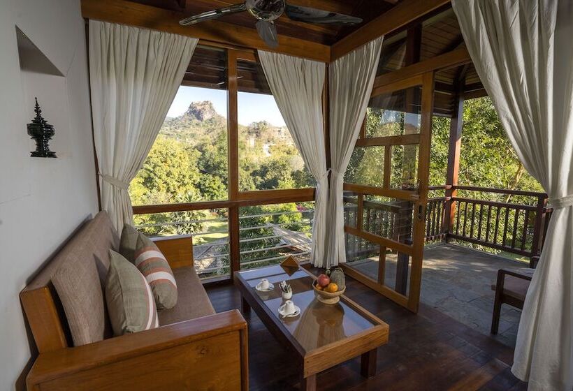 اتاق لوکس با بالکن, Popa Garden Resort