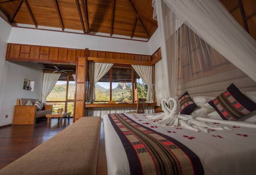 اتاق لوکس با بالکن, Popa Garden Resort