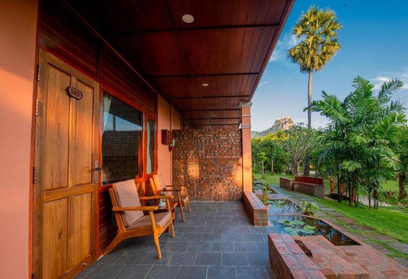 اتاق لوکس با بالکن, Popa Garden Resort