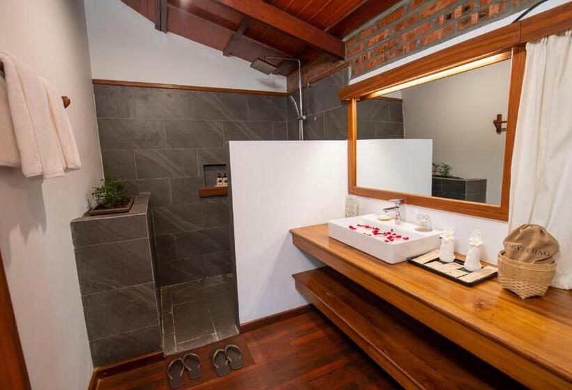 اتاق لوکس با بالکن, Popa Garden Resort