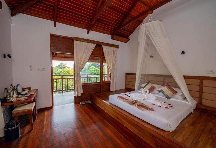 اتاق لوکس با بالکن, Popa Garden Resort