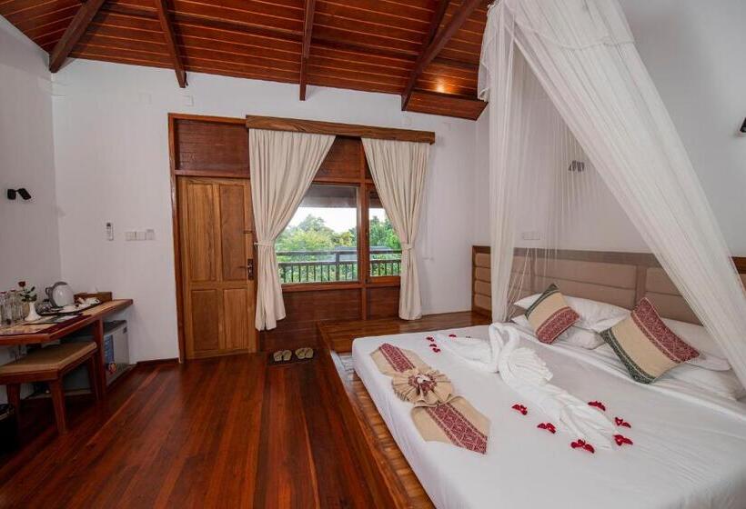 اتاق لوکس با بالکن, Popa Garden Resort