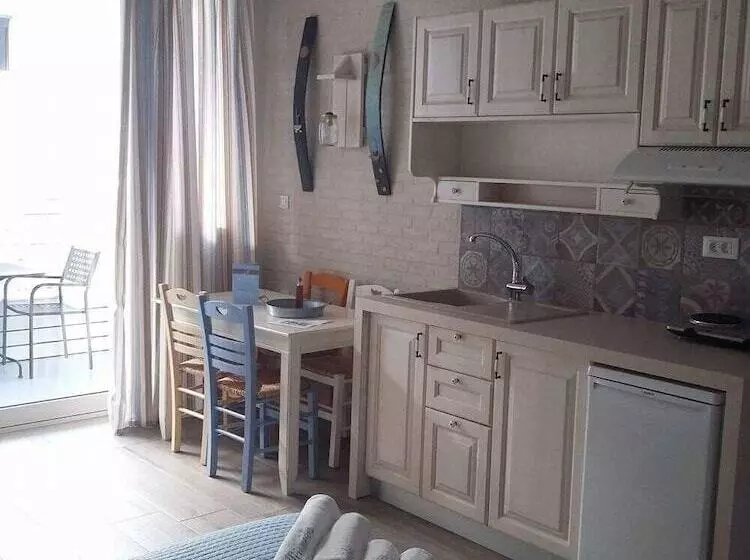スーペリアスタジオ, Alkionides Seaside Apartments