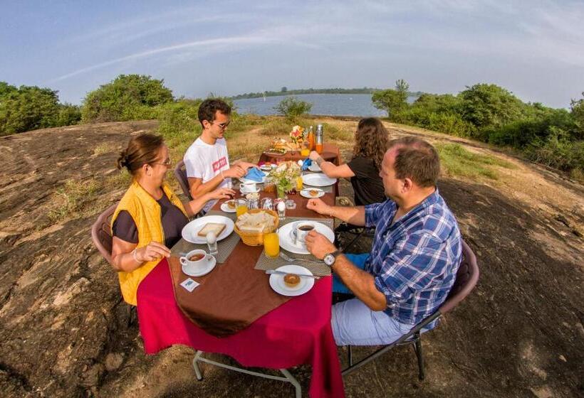چادر با خدمات رفاهی استاندارد, Athgira River Camping   Udawalawe