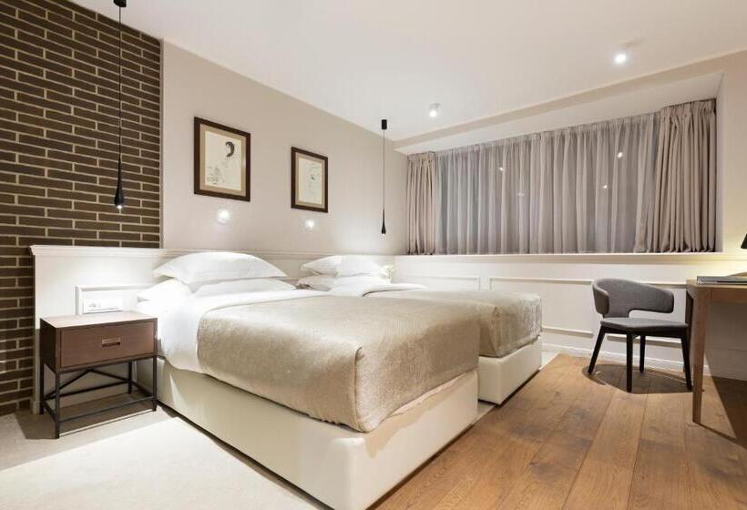 اتاق سوپریور, Envoy