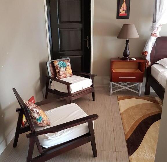 اتاق لوکس با بالکن و چشم‌انداز دریا, Living Waters Resort