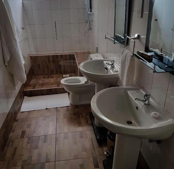 اتاق لوکس با بالکن و چشم‌انداز دریا, Living Waters Resort