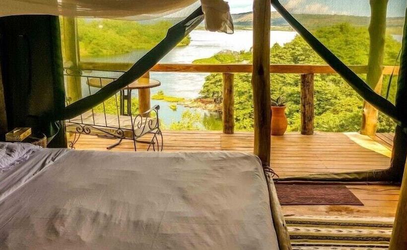 چادر با خدمات رفاهی لوکس, Living Waters Resort