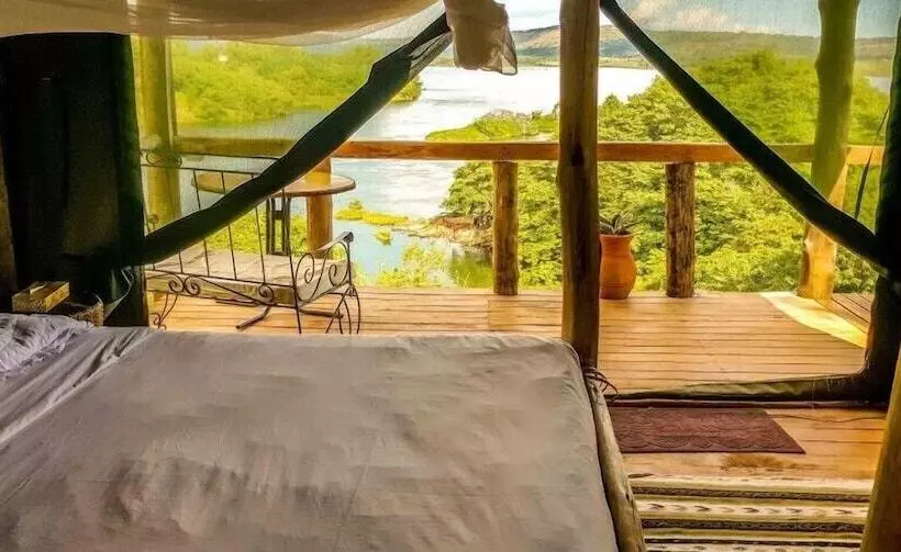 چادر با خدمات رفاهی لوکس, Living Waters Resort