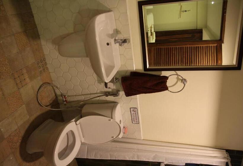 غرفة قياسية, Rustic River Boutique