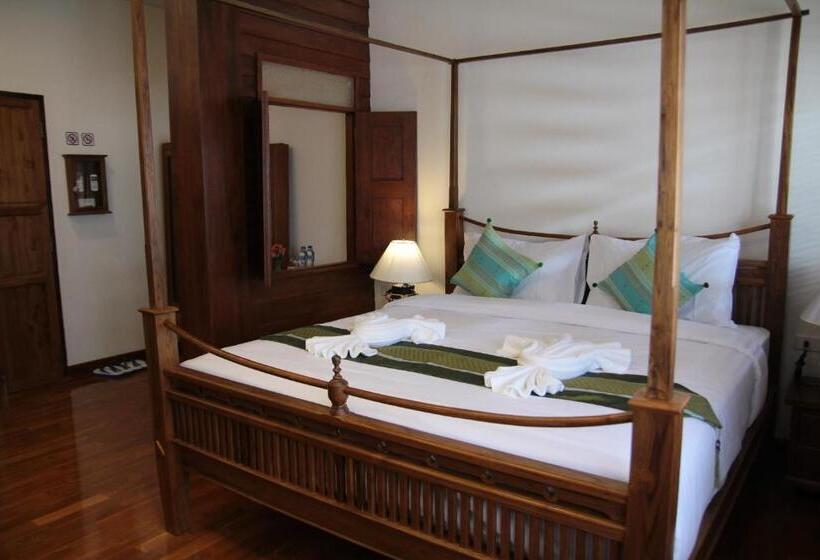 غرفة سوبيريور سرير كينج, Rustic River Boutique