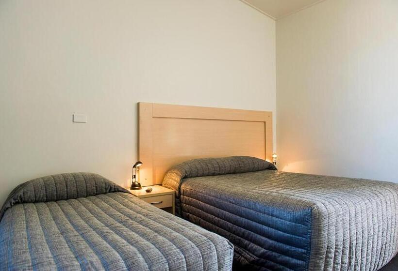 ファミリールーム, Cherry Blossom Motor Inn