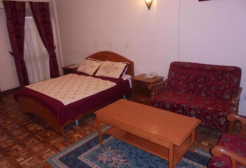 سوییت جونیور, Weygoss Guest House