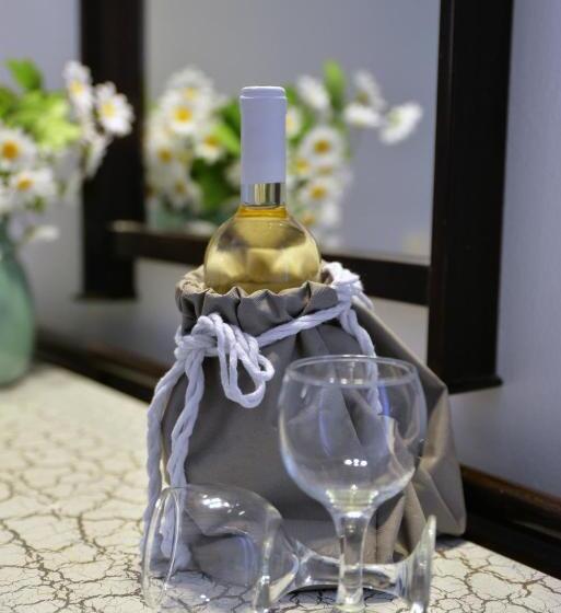 标准间, Anna Apartments