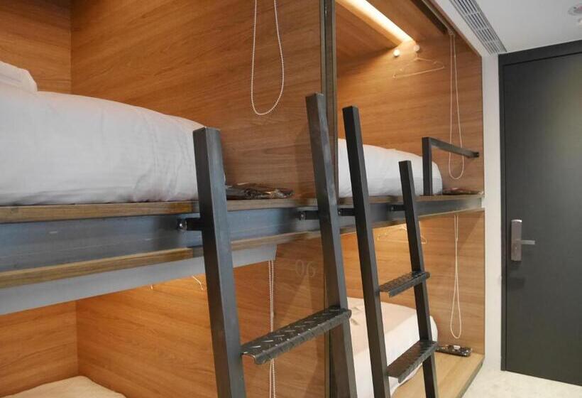 اتاق استاندارد چهارنفره با سرویس بهداشتی مشترک, Bouti City Capsule Inn