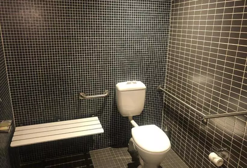 身障者適用クイーンサイズベッドルーム, Crown Hotel Surry Hills