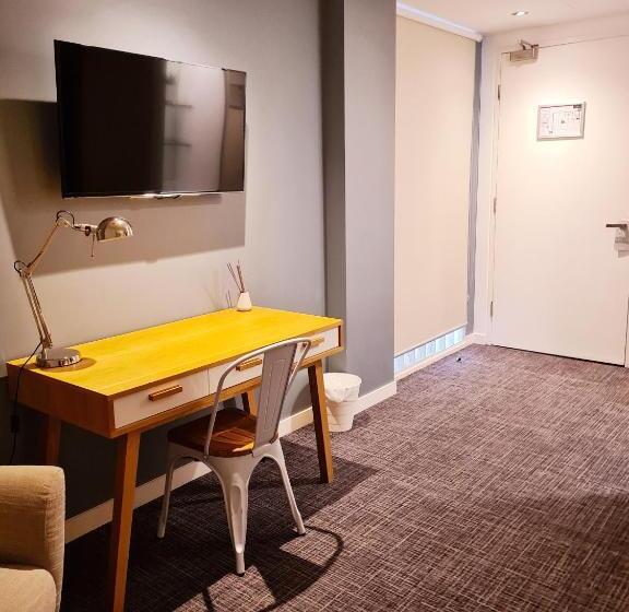 اتاق استاندارد با تخت دو نفره بزرگ برای معلولان, Crown Hotel Surry Hills