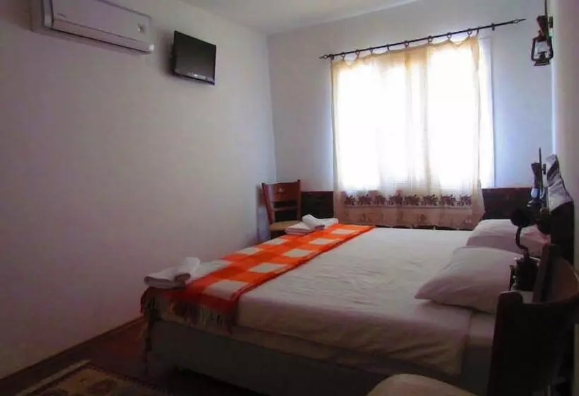 Perhehuone, Amazon Petite Palace