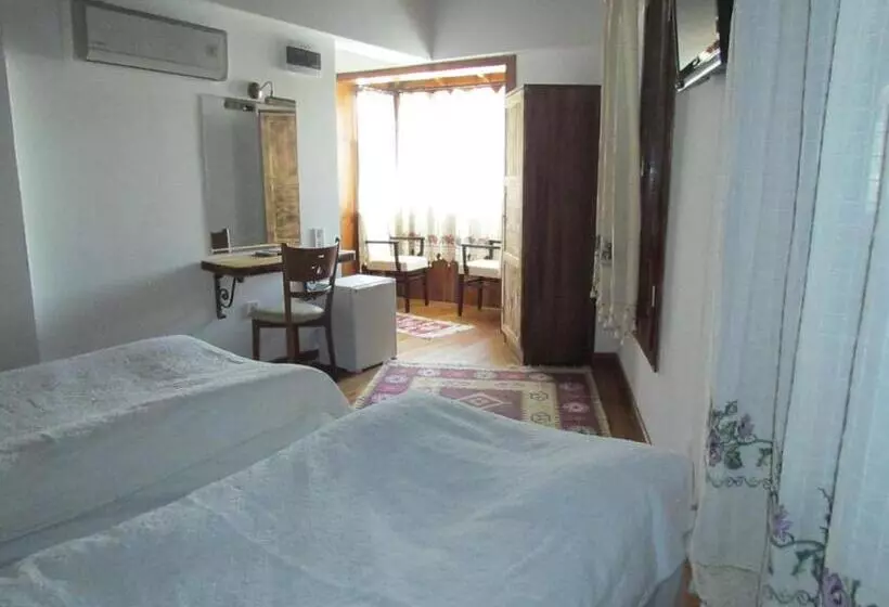 Standard Kolmen Hengen Huone, Amazon Petite Palace