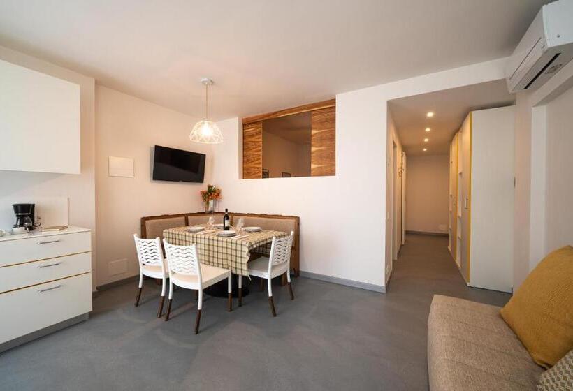 Standard studio with lake view, Residence Arca