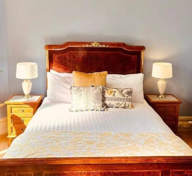 Classic Room Queen Bed, Grande Vue
