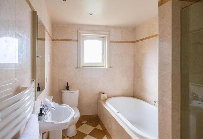 Classic Room Queen Bed, Grande Vue