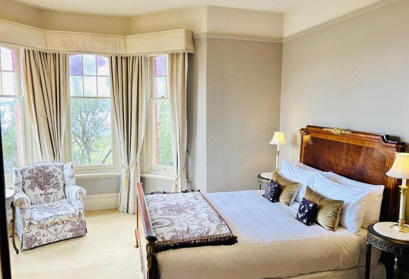 Classic Room Queen Bed, Grande Vue