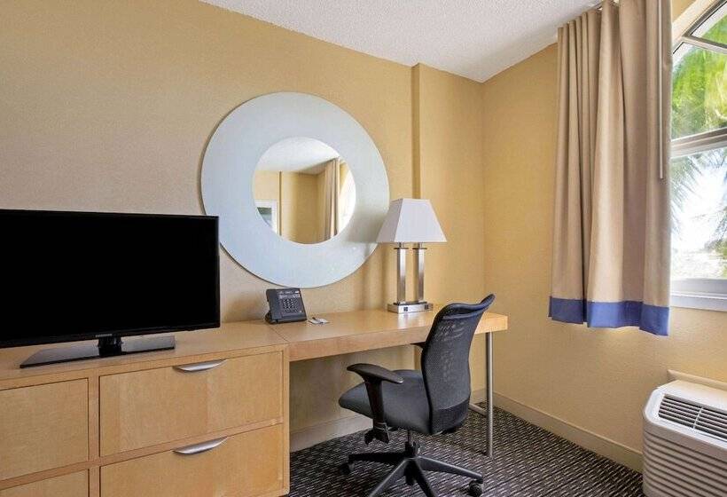 Номер Стандарт Адаптированный для Инвалидов, La Quinta Inn & Suites By Wyndham Sunrise