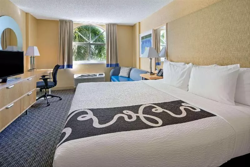 キングサイズベッドのエクゼクティブルーム, La Quinta Inn & Suites By Wyndham Sunrise