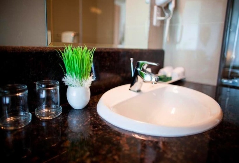 اتاق خانوادگی با چشمانداز کوه, River