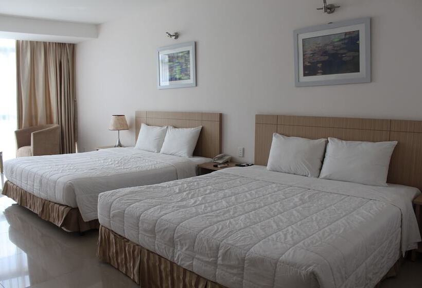 اتاق خانوادگی با چشمانداز کوه, River