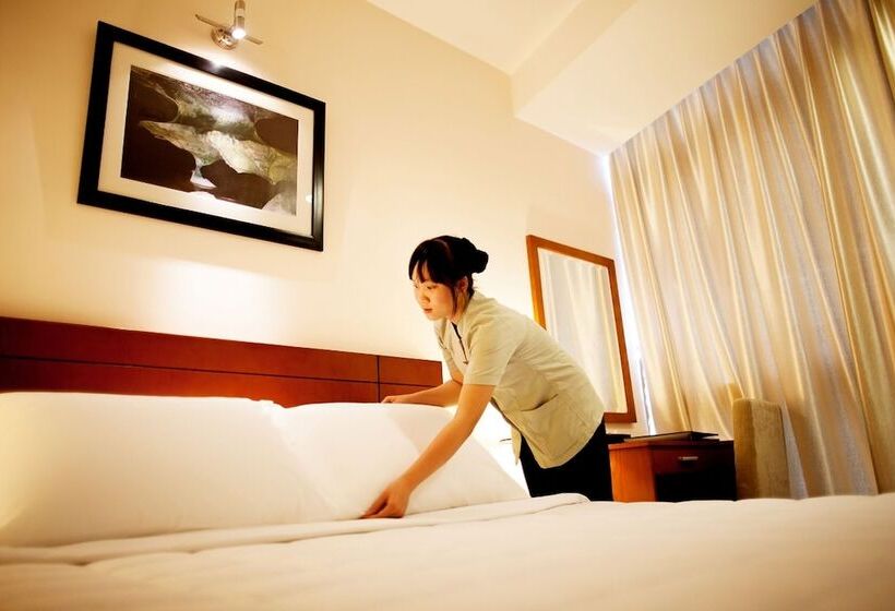 اتاق خانوادگی با چشمانداز کوه, River