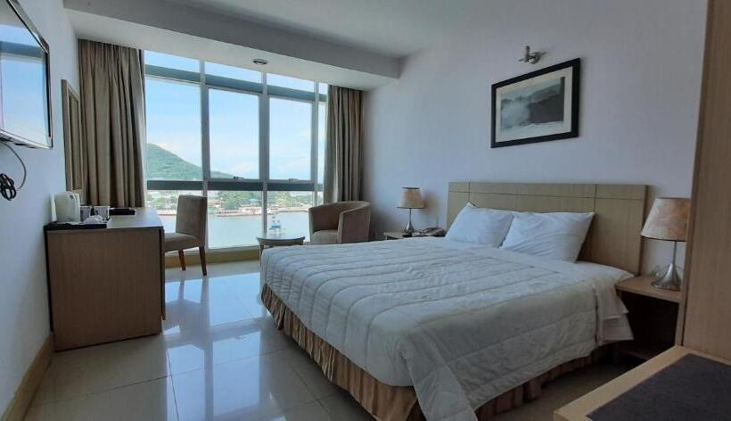 اتاق سوپریور, River