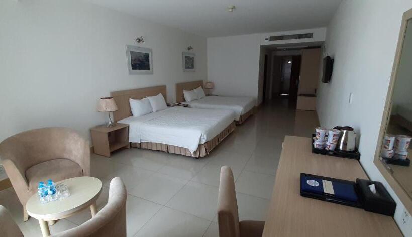 اتاق خانوادگی با چشمانداز کوه, River