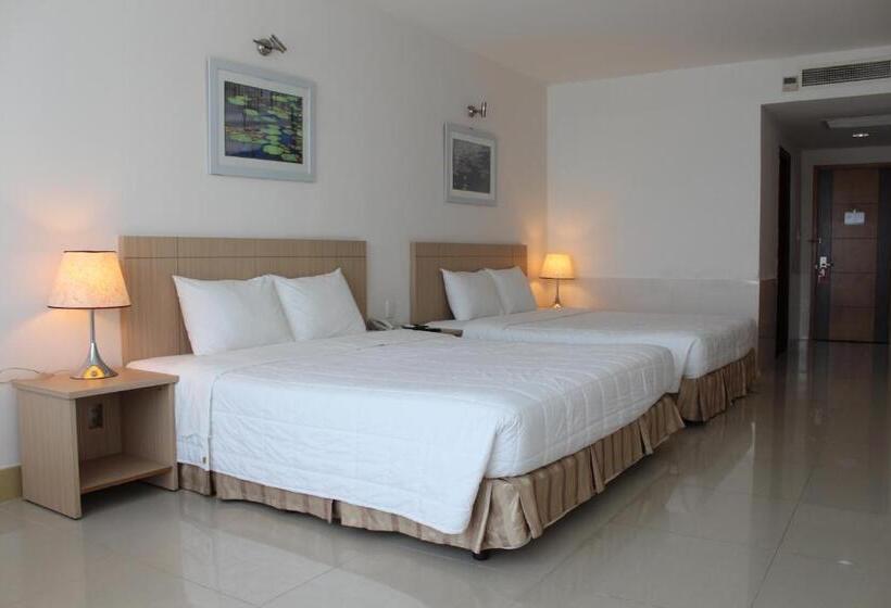 اتاق خانوادگی با چشمانداز کوه, River