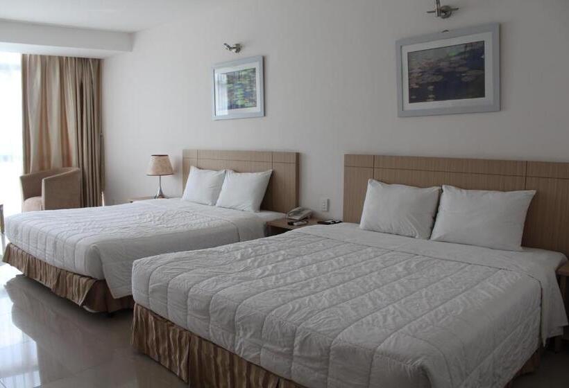 اتاق خانوادگی با چشمانداز کوه, River