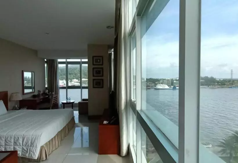 اتاق لوکس با چشم‌انداز دریا, River