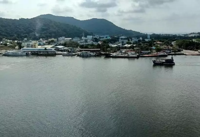 اتاق لوکس با چشم‌انداز دریا, River