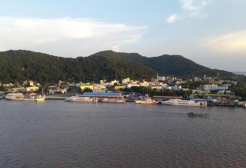 اتاق لوکس با چشم‌انداز دریا, River